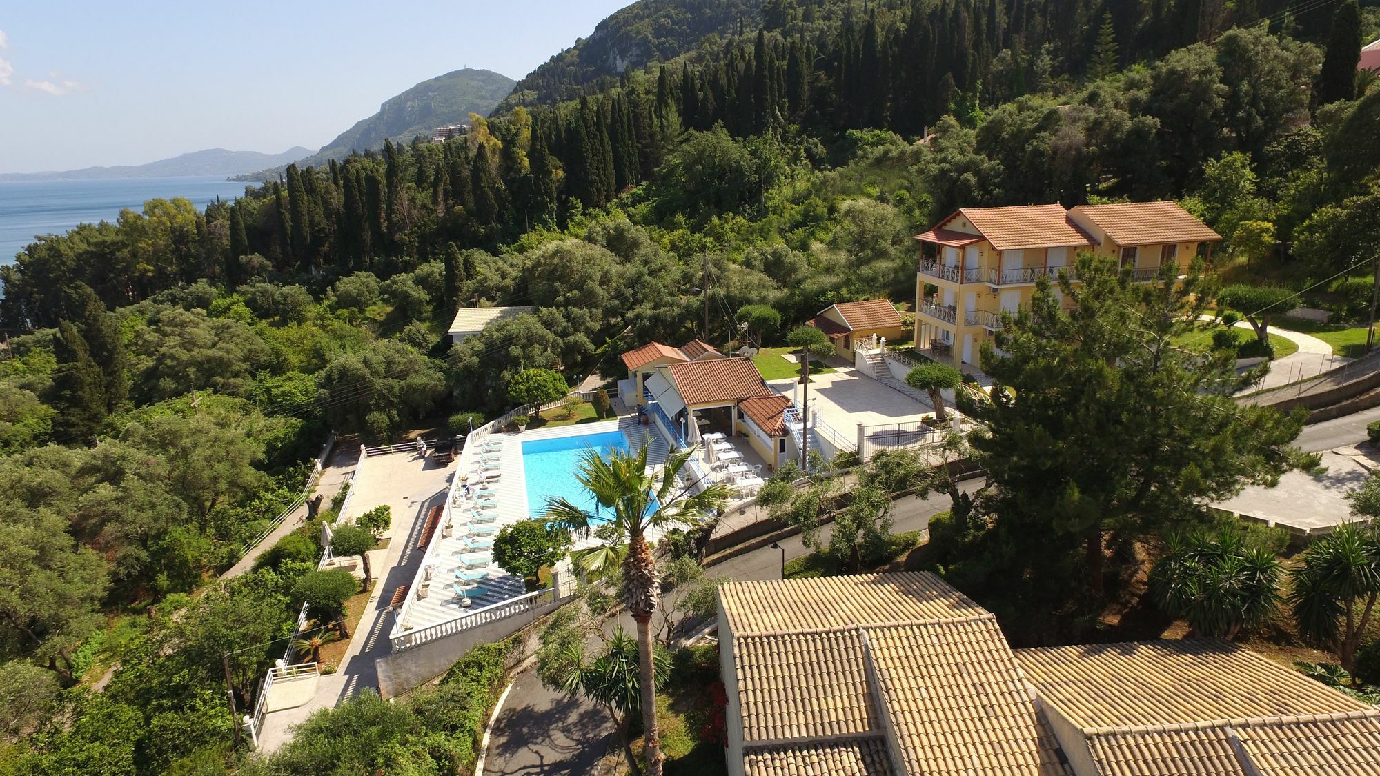 Brentanos Apartments - A - View Of Paradise Gastouri  Extérieur photo